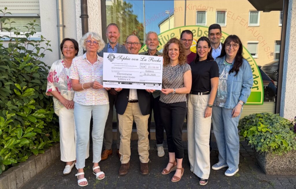 Mitarbeiter der Elterninitiative und Mitglieder des Lions Clubs Sophie von La Roche bei der Scheckübergabe am 28.5.26.